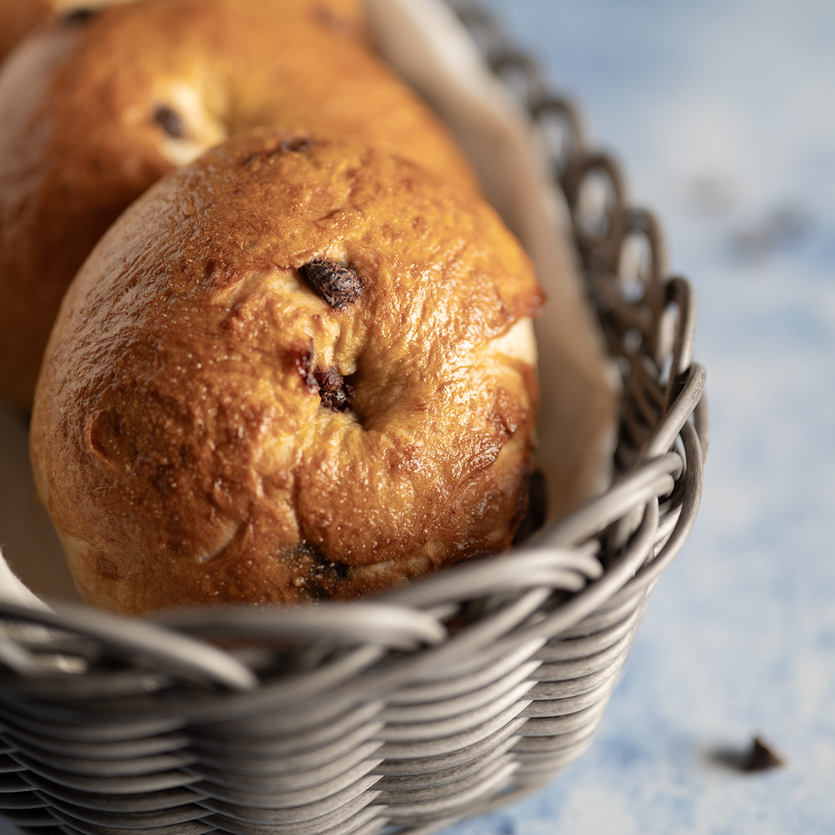 A basket of chocolate chip bagels.
